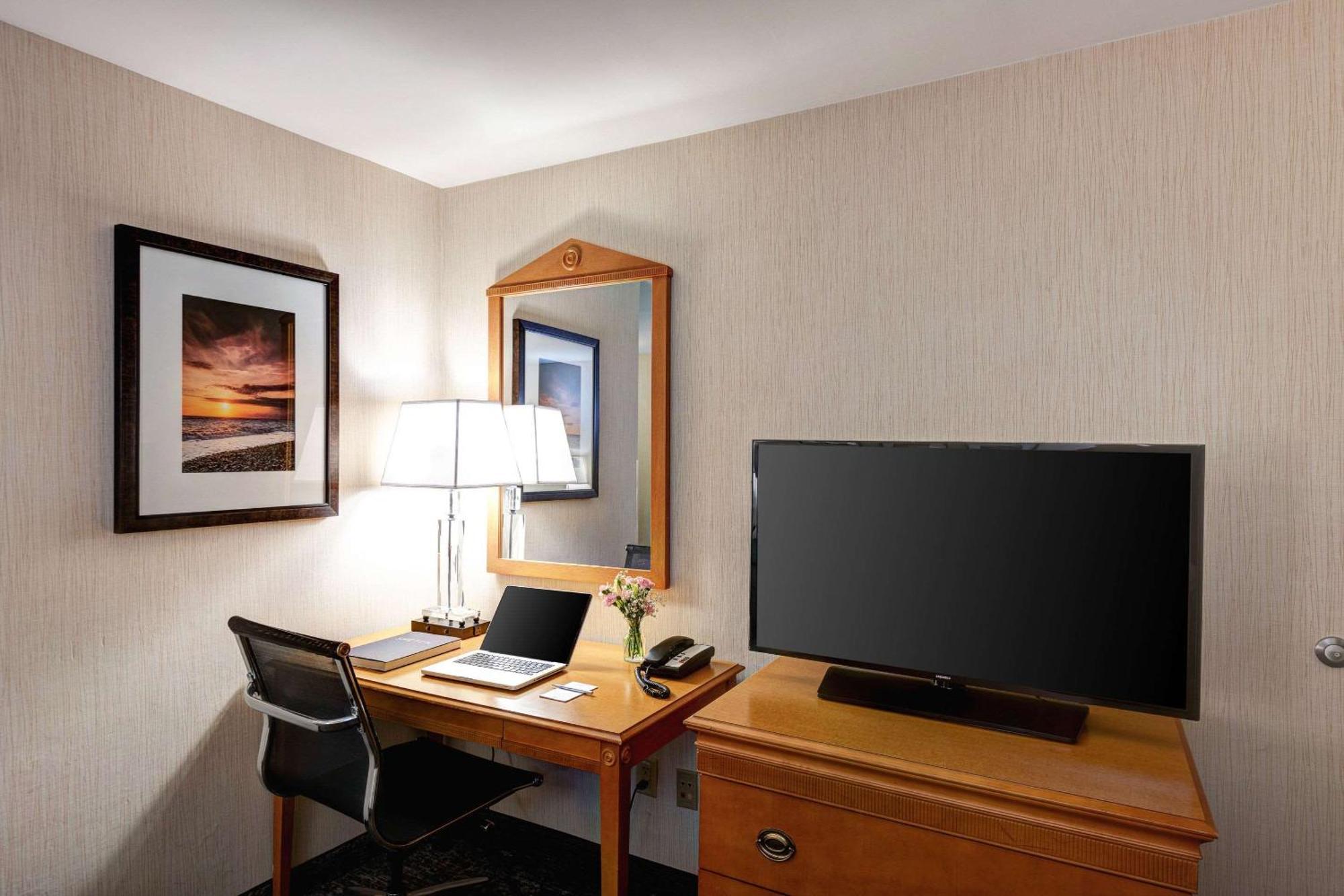 Port Inn And Suites Portsmouth, Ascend Hotel Collection Экстерьер фото